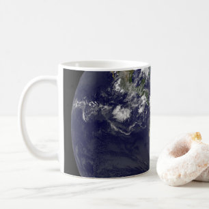 Fullt jorden med tropiska stormar i Atlanten Kaffemugg