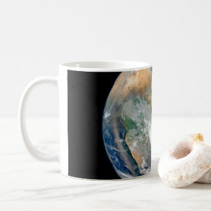 Fullt jorden som visar Östran Hemisphere. Kaffemugg