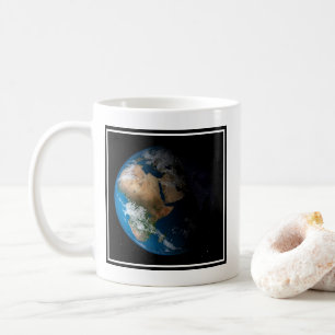 Fullt Jorden visar simulerade moln över Afrikan. Kaffemugg