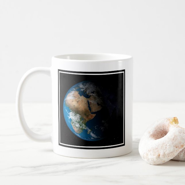 Fullt Jorden visar simulerade moln över Afrikan. Kaffemugg (Med munk)