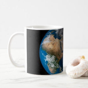 Fullt Jorden visar simulerade moln över Afrikan. Kaffemugg