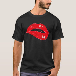 Fullt läppar kysser munnens röda bita t shirt