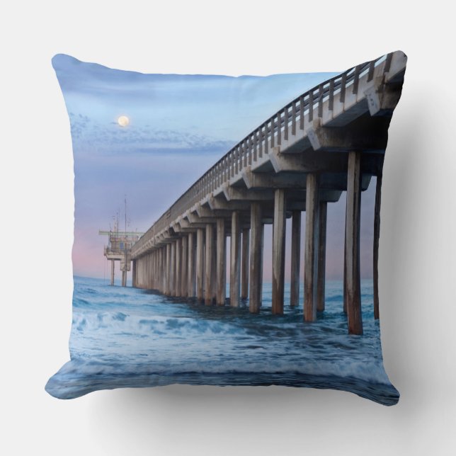 Fullt måne over pier, Kalifornien Kudde (Framsida)