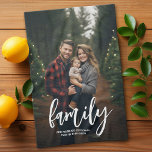 Fullt Photo - Lodrät Anpassningsbar Script Family  Kökshandduk<br><div class="desc">Ett roligt sätt att fånga minnen och  dem med familjen. Lägg till ett foto med lodrät och din favoritbildtext för att göra en minnesvärd semestersouvenir.</div>