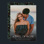 Fullt Photo Thrill of Hope Announce Gravid Photo Julkort<br><div class="desc">De vackra helgdagskorten för gravid av foto i fullt har modern typografi av eleganten,  "A Thrill of Hope". På baksidan finns en mönster av gräs,  boughs och bär över anpassningsbar färg (i svart).</div>