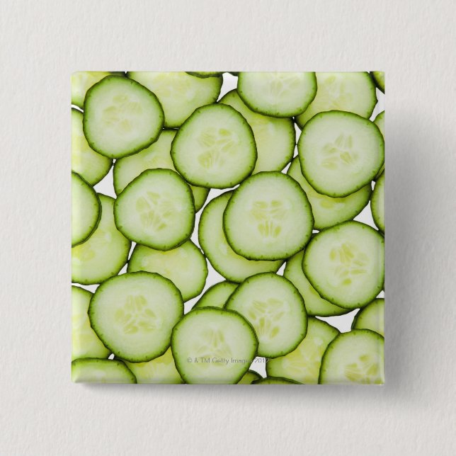 Fullt ram av skivad gurka, på vitt knapp (Framsida)