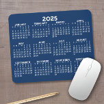 Fullt visningskalender - vågrät musmatta<br><div class="desc">Blå och vit - En minsta, grundläggande 12-månaderskalender med solid bakgrund i färg. Ett standardutseende för ditt hemkontor eller skolskåp. Typsnitt är enkelt att läsa och färg kan ändras. — Om du öppnar anpassningsområdet kommer det att ta dig till ett avancerat designområde där du kan ändra bakgrunden till färg -...</div>