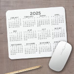 Fullt visningskalender - vågrät musmatta<br><div class="desc">Grått och Vit - En minimal, grundläggande 12-månaderskalender med solid bakgrund av färg. Ett standardutseende för ditt hemkontor eller skolskåp. Typsnitt är enkelt att läsa och färg kan ändras. — Om du öppnar anpassningsområdet kommer det att ta dig till ett avancerat designområde där du kan ändra bakgrunden till färg -...</div>