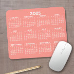 Fullt visningskalender - vågrät musmatta<br><div class="desc">Coral and White - En minimal, grundläggande 12-månaderskalender med solid bakgrund i färg. Ett standardutseende för ditt hemkontor eller skolskåp. Typsnitt är enkelt att läsa och färg kan ändras. — Om du öppnar anpassningsområdet kommer det att ta dig till ett avancerat designområde där du kan ändra bakgrunden till färg -...</div>