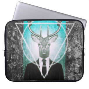 Fullvuxen hankronhjort i kostym laptop fodral