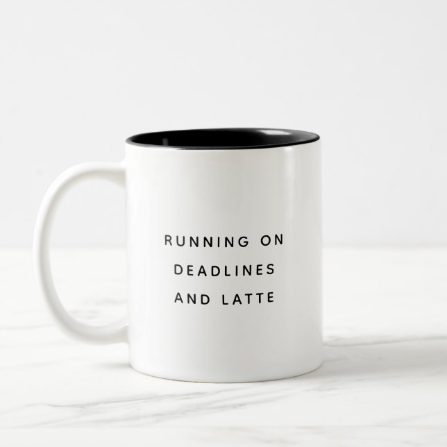 Fun Deadlines Coworker Latte Cute Trendy Quote Två-Tonad Mugg (Vänster)