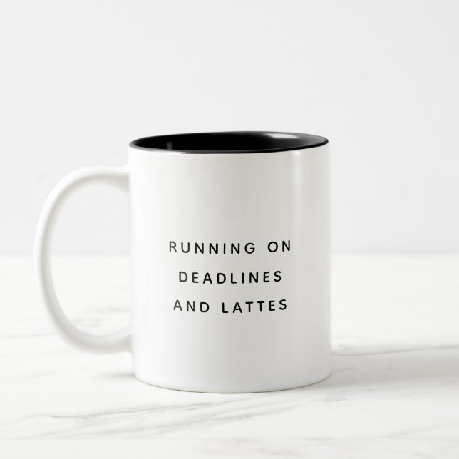 Fun Deadlines Coworker Lattes Cute Trendy Quote Två-Tonad Mugg (Vänster)