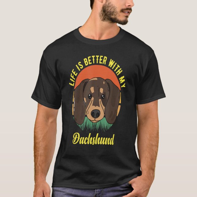 FUN DOG TEE. LIFE IS BETTER WITH MY DACHSHUND. SMA T SHIRT (Framsida)