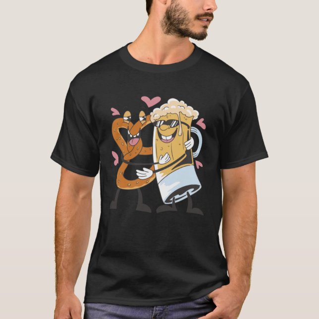 Fun German pretzel with beer design for party holi T Shirt (Framsida)
