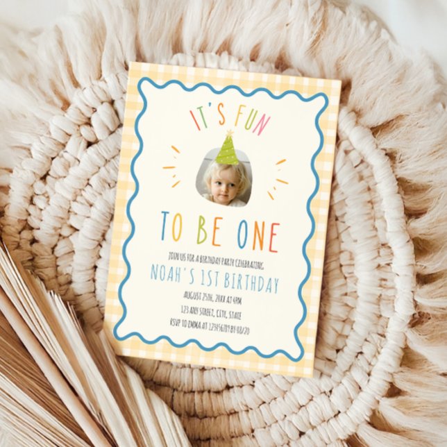 Fun To Be One Photo Yellow Gingham 1st Birthday Inbjudningar (Its fun to be one 1st Birthday Invitation)