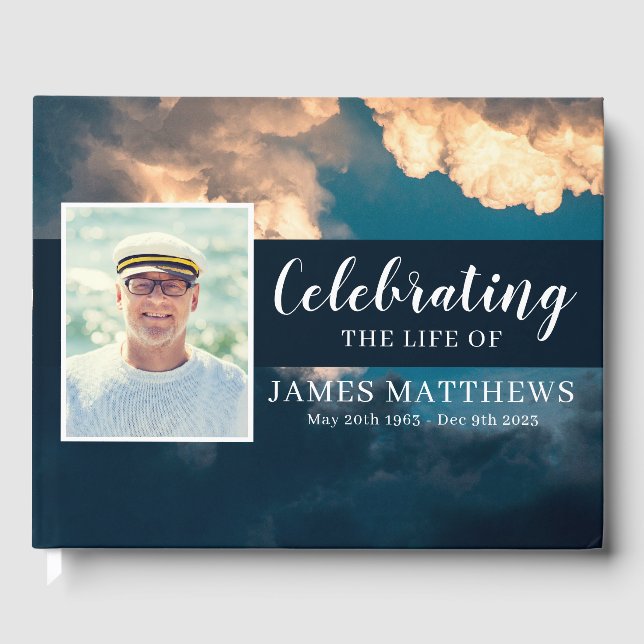 Funeral Guest Bok med stenande Blå himmel och moln (Framsida)