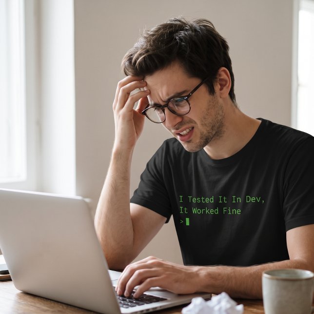 Fungerade Bra I Dev Roligt Mjukvaruingenjörscode T Shirt (Worked Fine In Dev Funny Software Engineer Code T-Shirt
)