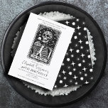 Fungerande 40:e födelsedagen Gothic Tarot Black Inbjudningar<br><div class="desc">En 40-årsinbjudan i stil på ett tarotkort,  med skelett och födelsedagskalas och ljus,  med fångstfrasen: fyrtio och roligt för evigt,  en tarotsaga av tårta,  kaos och alltid senare. En rolig,  modig,  okulär vibe.</div>