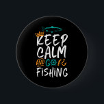 Fungny Behålla Lugn och Go Fisherman Humor Knapp<br><div class="desc">Lönsam och humoristisk design för fiskare, fiskare, fiskare som fiskar vid floderna kärlek och sjö. Den här vintagen, den här bakåttryckta och nödställda varan är underbar för bäran på ditt fiske resa till kabinen av virket. Ta med dig redskap, fiskstavar, fiskeredskap och låt oss fånga lite fisk. Underbar julklapp och...</div>