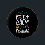 Fungny Behålla Lugn och Go Fisherman Humor Knapp<br><div class="desc">Lönsam och humoristisk design för fiskare, fiskare, fiskare som fiskar vid floderna kärlek och sjö. Den här vintagen, den här bakåttryckta och nödställda varan är underbar för bäran på ditt fiske resa till kabinen av virket. Ta med dig redskap, fiskstavar, fiskeredskap och låt oss fånga lite fisk. Underbar julklapp och...</div>