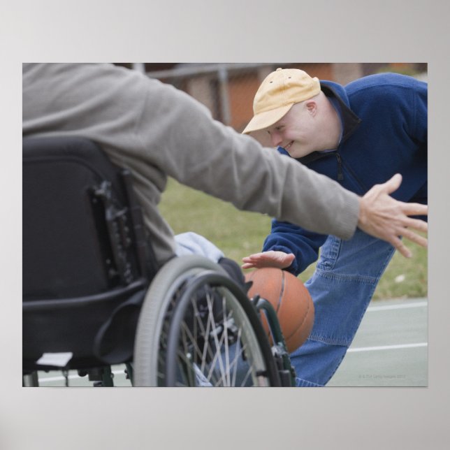 Funktionshindrad man spelar basket med sin son poster (Framsidan)