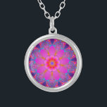 Funky Mandala Silverpläterat Halsband<br><div class="desc">Funky psychedelic mandala i shock rosa-,  lila- och ljusblå snurrande formgivning med fractal-,  teardroppe-,  blomblad- och solsprängningsformer.</div>