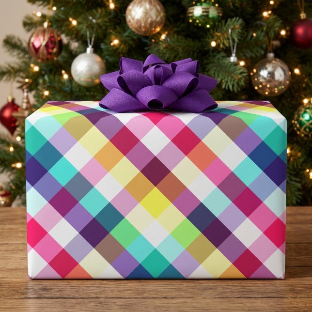 Funky regnbågsrutigt mönster i presentpapper (Colorful Funky Rainbow Plaid Wrapping paper covering a gift box.)