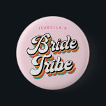 Funky Retro Vintage Bride Tribe Bachelorette Knapp<br><div class="desc">Funky Retro Inspired Bachelorette Party-knapp för bridstammen - med lycklig retro färg och valfri text. Vintagen roligt inspirerade till färgstark design och lycklig-design med "Bride Tribe" och anpassade text. Du kan till och med ändra färgen på brev om du vill! Matchande party-objekt finns i min Funky retro Bachelorette-partisamling.</div>