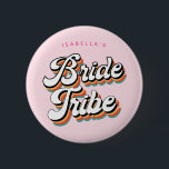 Funky Retro Vintage Bride Tribe Bachelorette Knapp<br><div class="desc">Funky Retro Inspired Bachelorette Party-knapp för bridstammen - med lycklig retro färg och valfri text. Vintagen roligt inspirerade till färgstark design och lycklig-design med "Bride Tribe" och anpassade text. Du kan till och med ändra färgen på brev om du vill! Matchande party-objekt finns i min Funky retro Bachelorette-partisamling.</div>