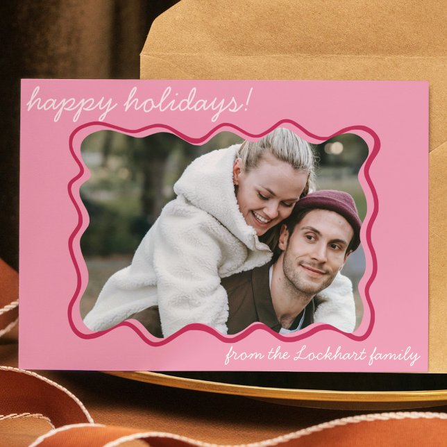 Funky Vågigt Hand plockade Whimsical Gräns Photo Julkort (modern funky pink hand drawn wavy border holiday christmas card. Whimsical family photo card)