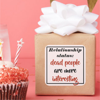 Funna döda människor är intressantare fyrkantigt klistermärke