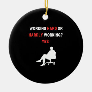 Funnig design som arbetar hårt eller som inte fung julgransprydnad keramik