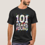 Funny 101 Years Young Lycklig 101St Birthday Manar T Shirt<br><div class="desc">Lustigt 101:a födelsedag för manar kvinnor, 101-åriga födelsedag ger för manar kvinnor. Perfekt grattis på födelsedagen firande är ett utfall för manar kvinnors vuxnor. Fantastisk humor säger färgstark grafisk design grattis på födelsedagen skjorta för de speciella familjevännerna. Roligtens unika födelsedagspressgaffel ger dig en idé för pappa mamma far mor mormor...</div>