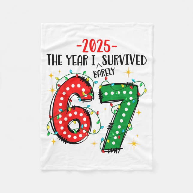 Funny 2025 The Year I Survived Barely 67 Christmas Fleecefilt (Framsidan)