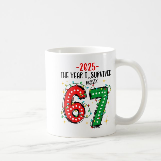 Funny 2025 The Year I Survived Barely 67 Christmas Kaffemugg (Höger)