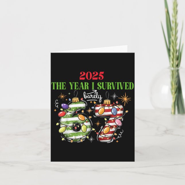 Funny 2025 The Year I Survived Barely 67 Christmas Kort (Framsida)