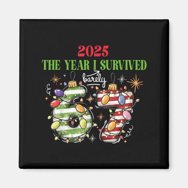 Funny 2025 The Year I Survived Barely 67 Christmas Magnet (Framsidan)