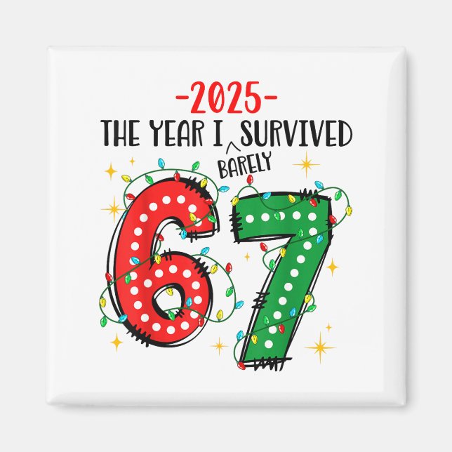Funny 2025 The Year I Survived Barely 67 Christmas Magnet (Framsidan)