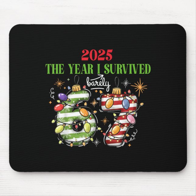 Funny 2025 The Year I Survived Barely 67 Christmas Musmatta (Framsidan)
