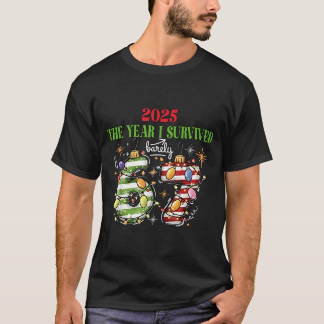 Funny 2025 The Year I Survived Barely 67 Christmas T Shirt (Framsida)