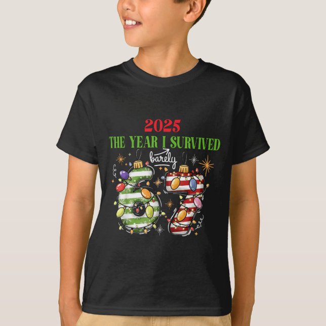 Funny 2025 The Year I Survived Barely 67 Christmas T Shirt (Framsida)