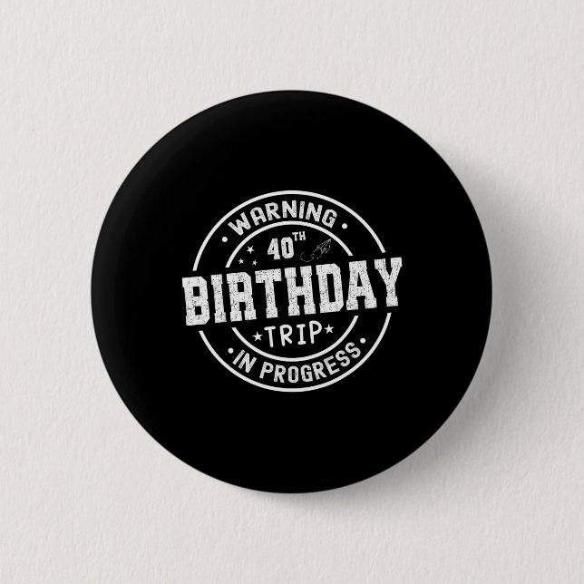 Funny 40 år gammal varning 40 dagar Resa i p Knapp (Framsida)