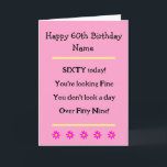 Funny 60:e födelsedagskortet Verse Woman Birthday  Kort<br><div class="desc">Ett roligt 60-årsdagars dikt som ska skickas till vem som helst för att fira att de blir sextio år gamla. En 60-åring med en bra känsla av humor! Söt rosa färg med blommor. Kort finns också i svartvitt.</div>