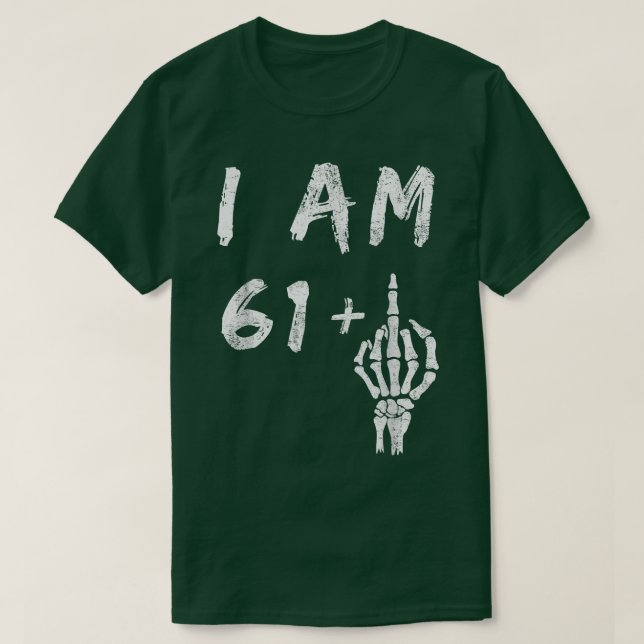 Funny 62:a födelsedagen: Jag är 61 Plus Skeleton M T Shirt (Design framsida)