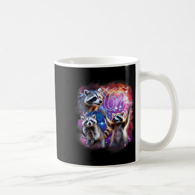 Funny 67 Meme Racoon Howling At The Moon Six Seven Kaffemugg (Höger)