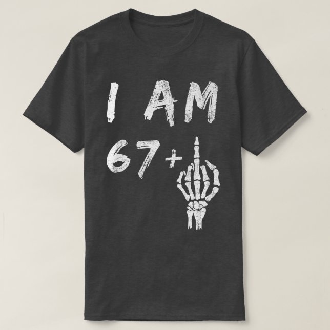 Funny 68:e födelsedagen: I är 67 Plus Skeleton Mit T Shirt (Design framsida)
