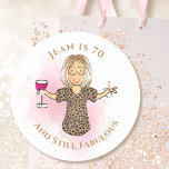 Funny 70 och Fabulous Tecknad 70th Birthday Sassy Runt Klistermärke<br><div class="desc">Är någon speciell som vänder 70 som du vill fira? Den här 70-bitars och fortfarande uppmjukande klistermärket är underbart för presentsäckar,  dekorationer,  kuvert och så mycket mer! Anpassa till namn eller ändra till och med år ...  Ni kan ändra hela texten för att komplettera er party!!!!!</div>