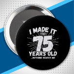 Funny 75:e Birthday Quote Sarcastic 75 Year Old Knapp<br><div class="desc">Den här roliga 75:e-födelsedagsdesignen gör ett underbart sarkastiskt humor-skämt eller en novelty gag-gåva till ett 75-årigt födelsedagstema eller en överraskning för 75:e födelsedagsfest! "Jag gjorde det till 75 år gammalt... Inget Skrämmer mig" lustigt 75:e födelsedagsmeminne som kommer att få mycket skratt från familj, vänner, party gäster och födelsedagskvinna eller flicka...</div>
