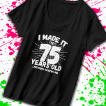 Funny 75:e Birthday Quote Sarcastic 75 Year Old T Shirt<br><div class="desc">Den här roliga 75:e-födelsedagsdesignen gör ett underbart sarkastiskt humor-skämt eller en novelty gag-gåva till ett 75-årigt födelsedagstema eller en överraskning för 75:e födelsedagsfest! "Jag gjorde det till 75 år gammalt... Inget Skrämmer mig" lustigt 75:e födelsedagsmeminne som kommer att få mycket skratt från familj, vänner, party gäster och födelsedagskvinna eller flicka...</div>