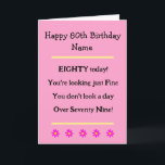 Funny 80:e födelsedag Verse Rosa Birthday Card Kort<br><div class="desc">Lustigt 80-årskort som ska skickas till alla som firar att de blir åttio år gamla. En 80-åring med en bra känsla av humor! Söt rosa färg med blommor. Kort finns också i svartvitt.</div>